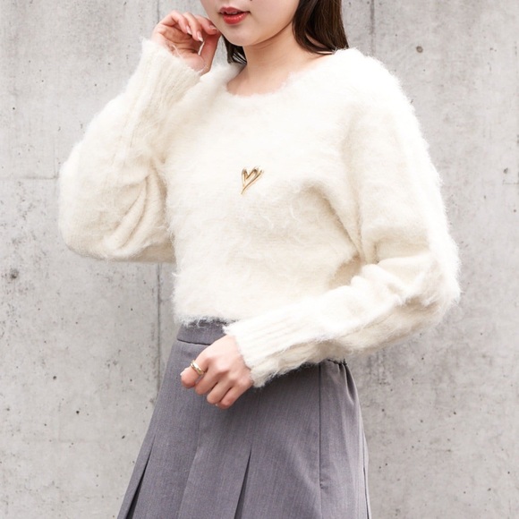 Chico Japanese brand White sweater with heart brooch - Picture 3 of 4